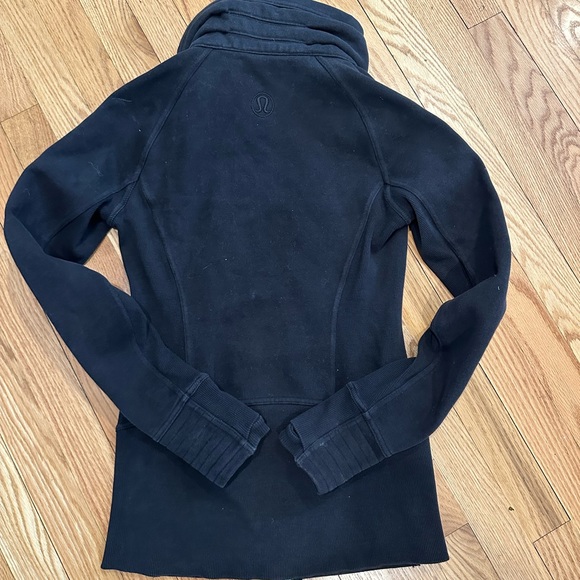 Lululemon black zip up. Size 4 - Picture 2 of 3